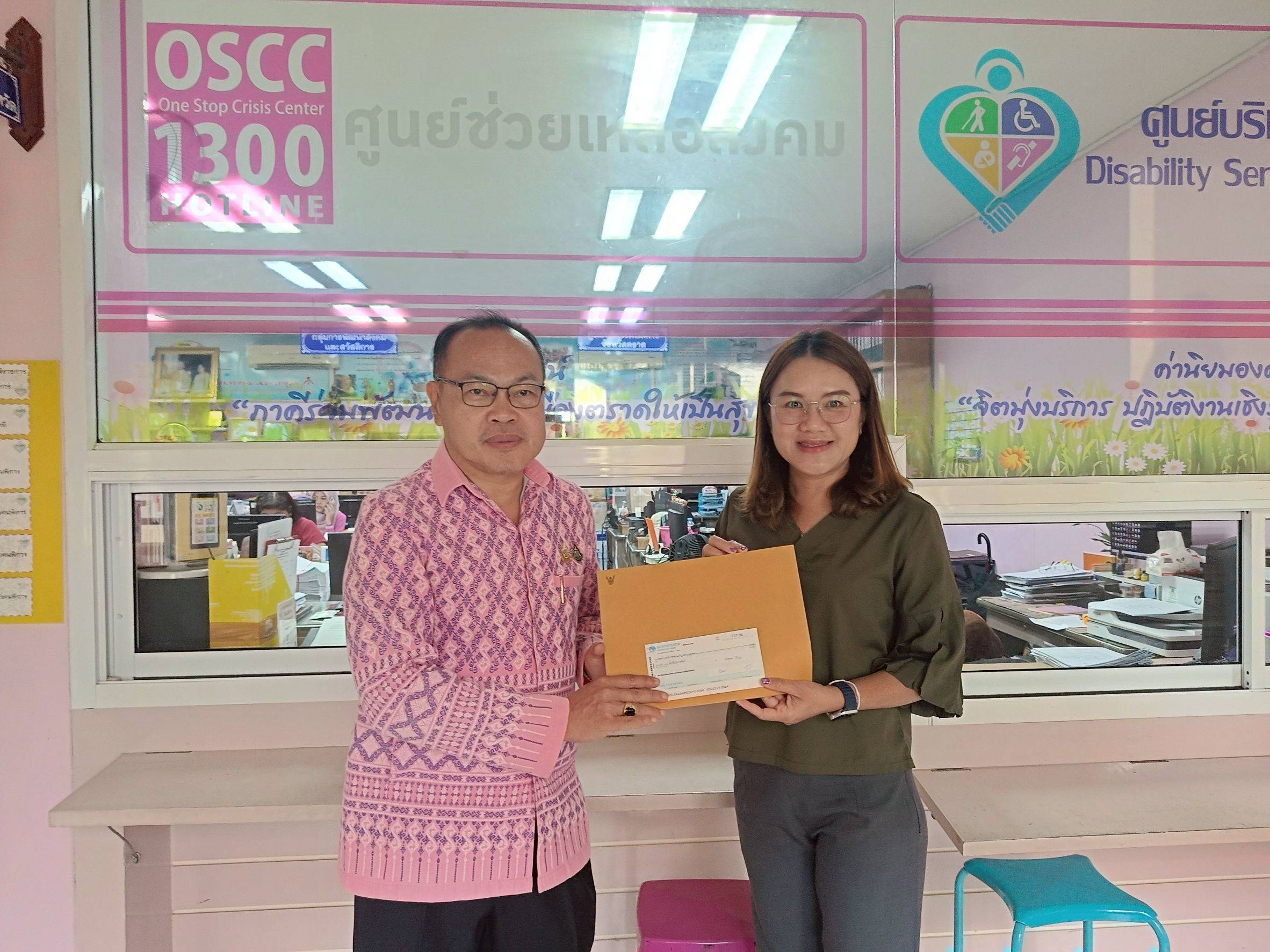 วันที่ 8 กรกฎาคม 2568 นายกมล กิจจานนท์ นายก อบต.ด่านชุมพล ได้ลงนามในบันทึกข้อตกลงเพื่อรับการสนับสนุนงบประมาณตามโครงการปรับสภาพแวดล้อมและสิ่งอำนวยความสะดวกของผู้สูงอายุให้เหมาะสมและปลอดภัย จำนวน 1 หลังเป็นเงิน 40,000 บาท จากสำนักงานพัฒนาสังคมและความมั่นคงของมนุษย์จังหวัดตราด