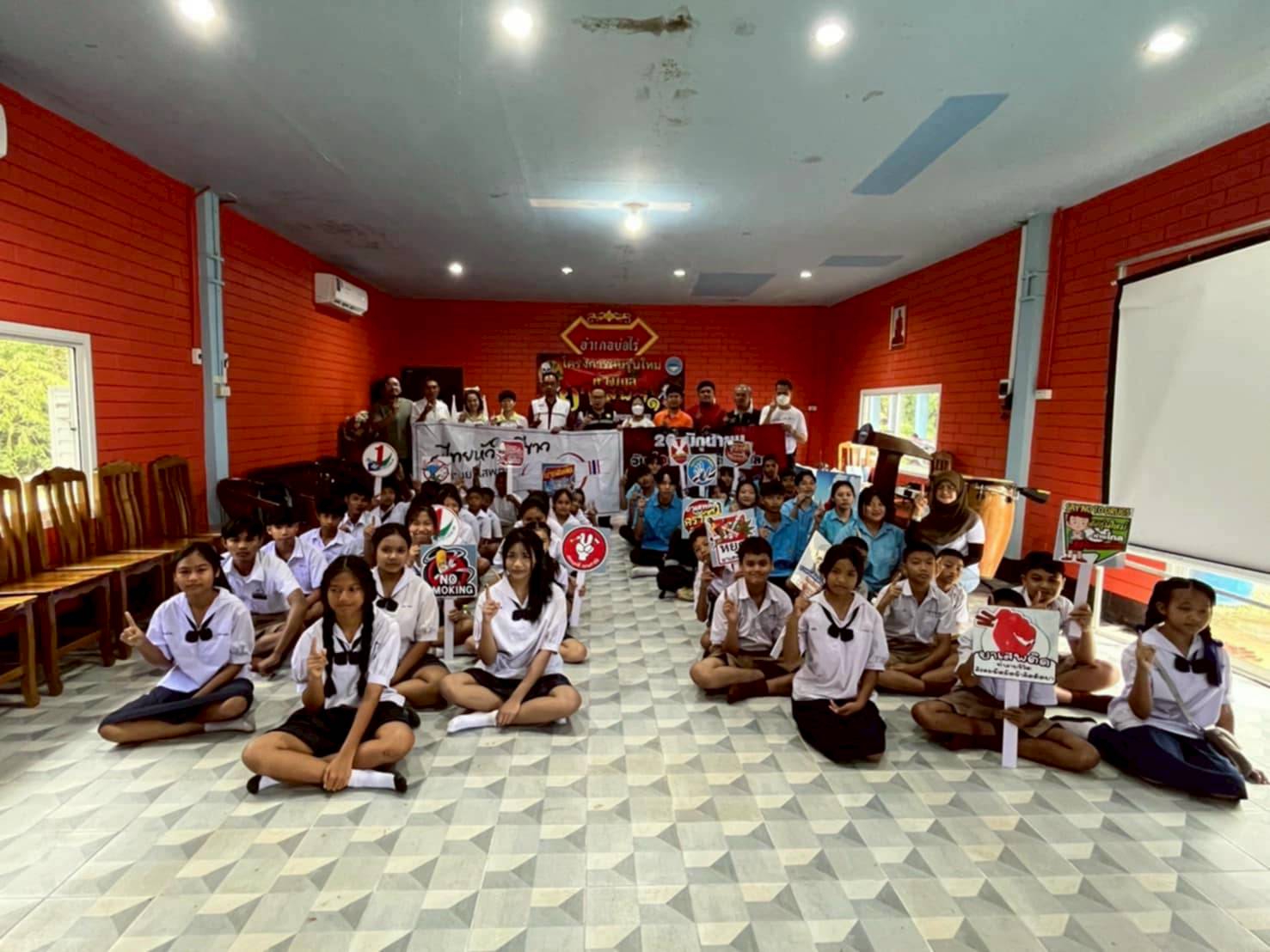วันเสาร์ที่ 19 กรกฎาคม 2568 องค์การบริหารส่วนตำบลด่านชุมพล ดำเนินการจัดกิจกรรมโครงการคนรุ่นใหม่ ห่างไกลยาเสพติด ณ อาคารผู้สูงอายุตำบลด่านชุมพล โดยมีนายกมล กิจจานนท์ นายกองค์การบริหารส่วนตำบลด่านชุมพล ให้เกียรติเป็นประธานเปิดโครงการในครั้งนี้ พร้อมด้วยคณะครู และเจ้าหน้าที่องค์การบริหารส่วนตำบลด่านชุมพล ซึ่งการจัดโครงการในครั้งนี้ได้บรูณาการหลักการของโครงการ TO BE NUMBER OE มาประยุกต์ใช้ในกิจกรรมต่าง ๆ ของโครงการ เพื่อส่งเสริมการมีส่วนร่วมของเยาวชนในการพัฒนาตนเอง สร้างจิตสำนึกที่ดีและอยู่ห่างไกลยาเสพติด
โดยการจัดโครงการครั้งนี้ได้รับการอนุเคราะห์วิทยากรจากทีมตำรวจ D.A.R.E. และทีมวิทยากรจากหน่วยงานสาธารณสุข
