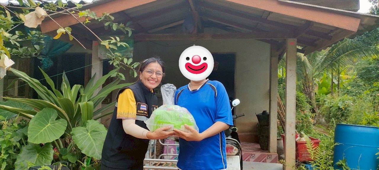 ตามที่ นายกมล กิจจานนท์ นายกองค์การบริหารส่วนตำบลด่านชุมพล ได้รับมอบถุงยังชีพจำนวน 40 ชุด จากนายศักดินัย นุ่มหนู สมาชิกสภาผู้แทนราษฎรจังหวัดตราด พรรคประชาชน และทีมงาน บัดนี้ได้นำส่งมอบให้กับประชาชนกลุ่มเปราะบางที่ได้กลับเข้ามายังพื้นที่หลังจากมีการอพยพไปอยู่ยังศูนย์พักพิงในช่วงเวลาที่ผ่านมาเรียบร้อยแล้ว