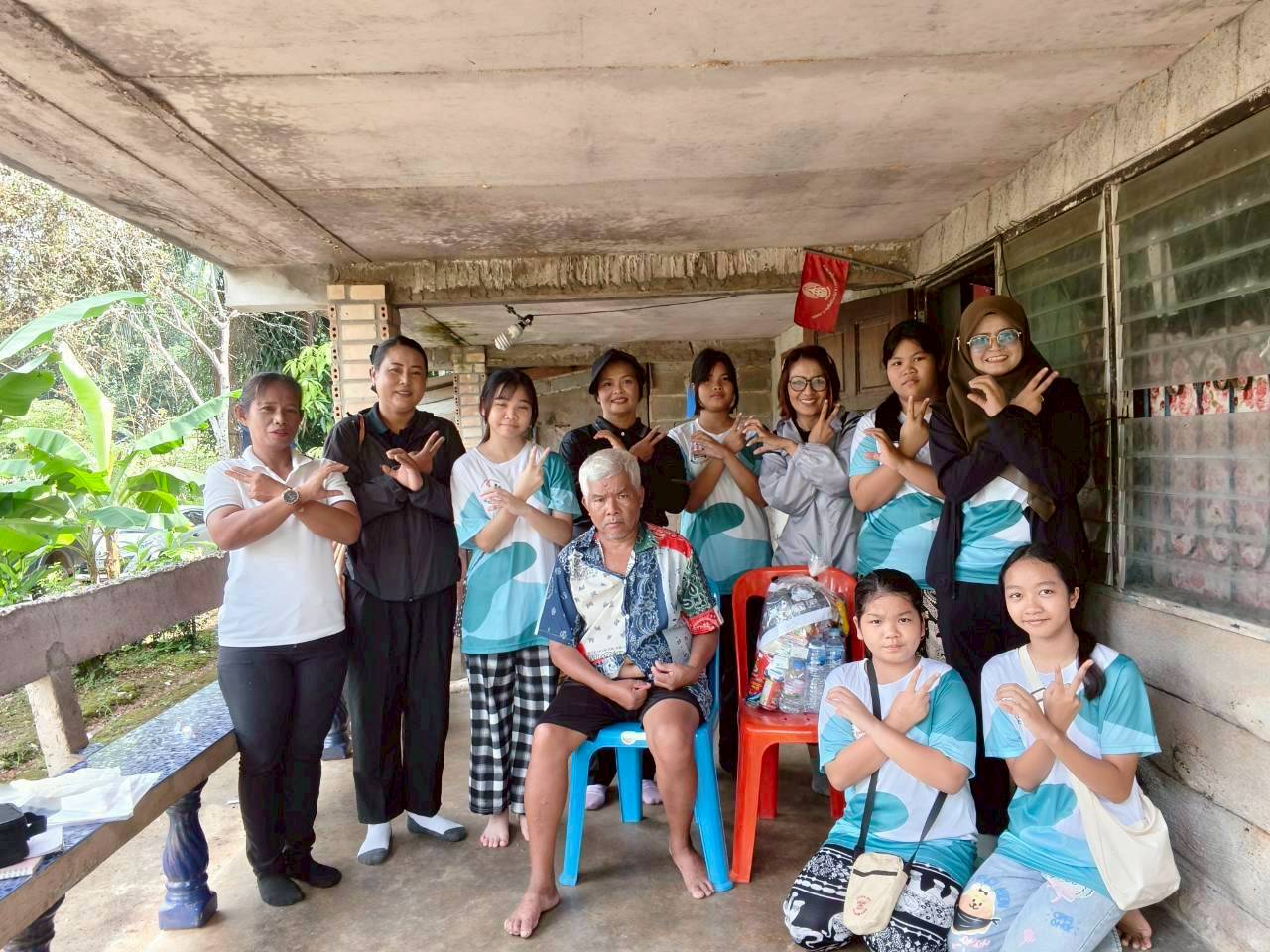 วันที่ 8 พฤศจิกายน 2568 นายกมล กิจจานนท์ นายก อบต.ด่านชุมพล มอบหมาย นางสาววาสนา สง่างาม นักพัฒนาชุมชน พี่เลี้ยงเด็กและเยาวชนต้นแบบดูแลผู้สูงอายุ (Young Care)