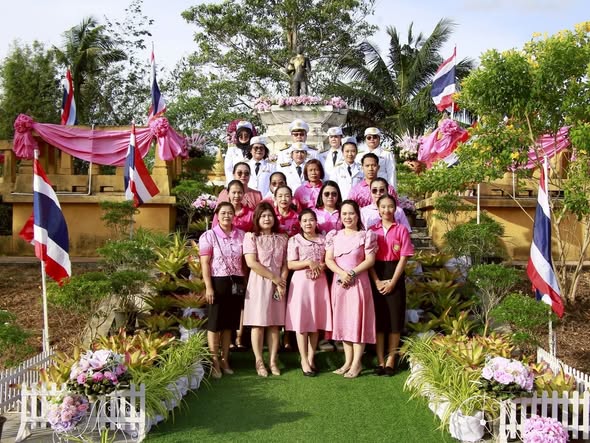 นายกมล กิจจานนท์ นายกองค์การบริหารส่วนตำบลด่านชุมพล ข้าราชการ พนักงานได้เข้าร่วมงานรัฐพิธีวันปิยมหาราช ประจำปี 2568 ในวันพฤหัสบดีที่ 23 ตุลาคม 2568 ณ ลานพระบรมราชานุสาวรีย์พระบาทสมเด็จพระจุลจอมเกล้าเจ้าอยู่หัว (สนาม ตชด.เก่า) เทศบาลตำบลบ่อพลอย อำเภอบ่อไร่ จังหวัดตราด
kedsanee bangphet. Admin
